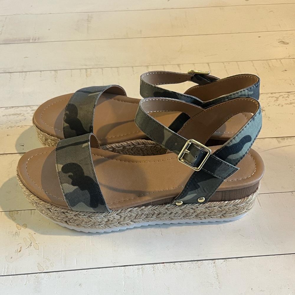 NWOT Soda Camouflage Espadrille Wedge Sandals
